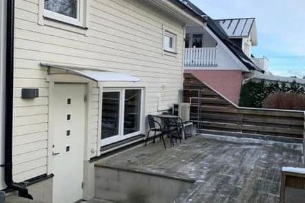 Modern attefallshus i Täby – möblerat